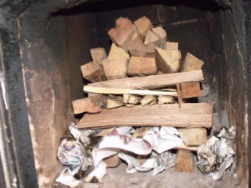 Как безопасно и эффективно растопить дровяную печь в доме. Начинаем с грамотной закладки дров